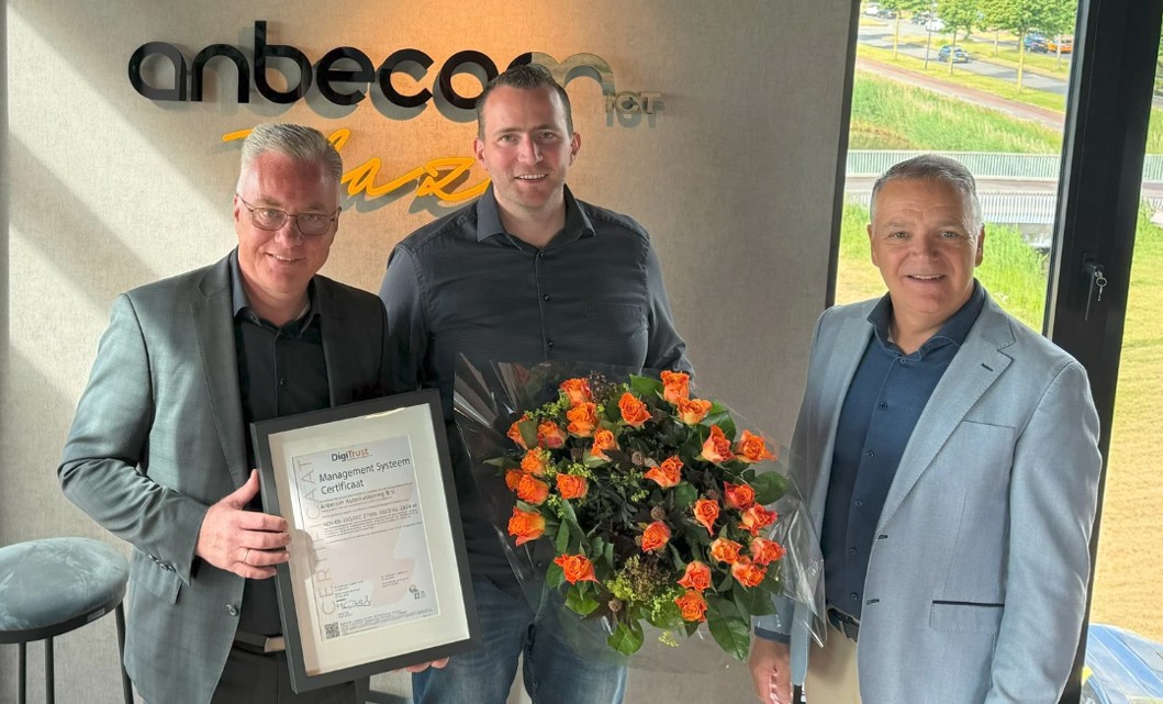 Afbeelding van Ben Kok (Directeur) en Peter de Ruiter (Security Officer) met het het behaalde certificaat voor ISO 27001 en NEN7510